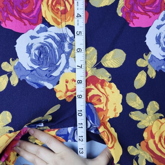 SOFT SURROUNDINGS Super Stretch Big Roses Floral Pull On Capris Pants Petite L - Picture 10 of 14